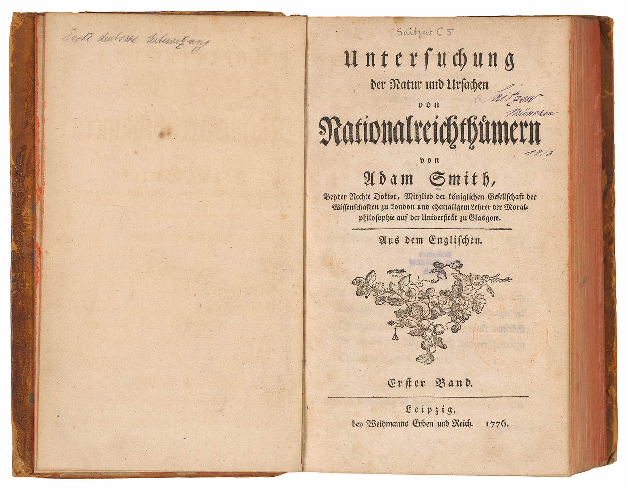 Ein aufgeschlagener Band von 1776 mit dem Titelblatt in Fraktur: „Untersuchung der Natur und Ursachen von Nationalreichthümern von Adam Smith“, „Erster Band“, „Leipzig, bey Weidmanns Erben und Reich. 1776.“, gegenüber eine leere Seite mit einer handschriftlichen Notiz.