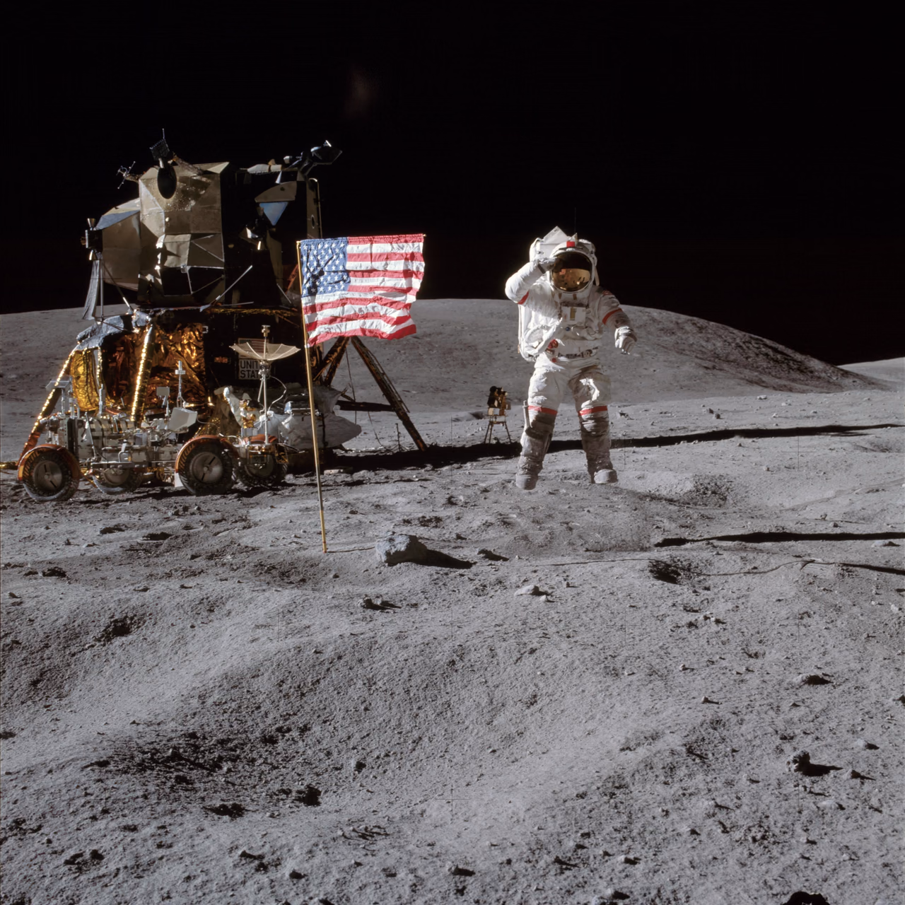 John Young springt auf der grauen Mondoberfläche neben der US-Flagge in die Höhe und salutiert, hinter ihm die Mondlandefähre und das Mondauto vor schwarzem Himmel.