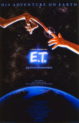 Kinoplakat zu „E.T. the Extra-Terrestrial“: Vor einem Sternenhimmel berührt ein leuchtender Finger des Außerirdischen den Zeigefinger einer Kinderhand, darunter der blau leuchtende Titel „E.T.“ über der Erdkugel; oben „His Adventure on Earth“.