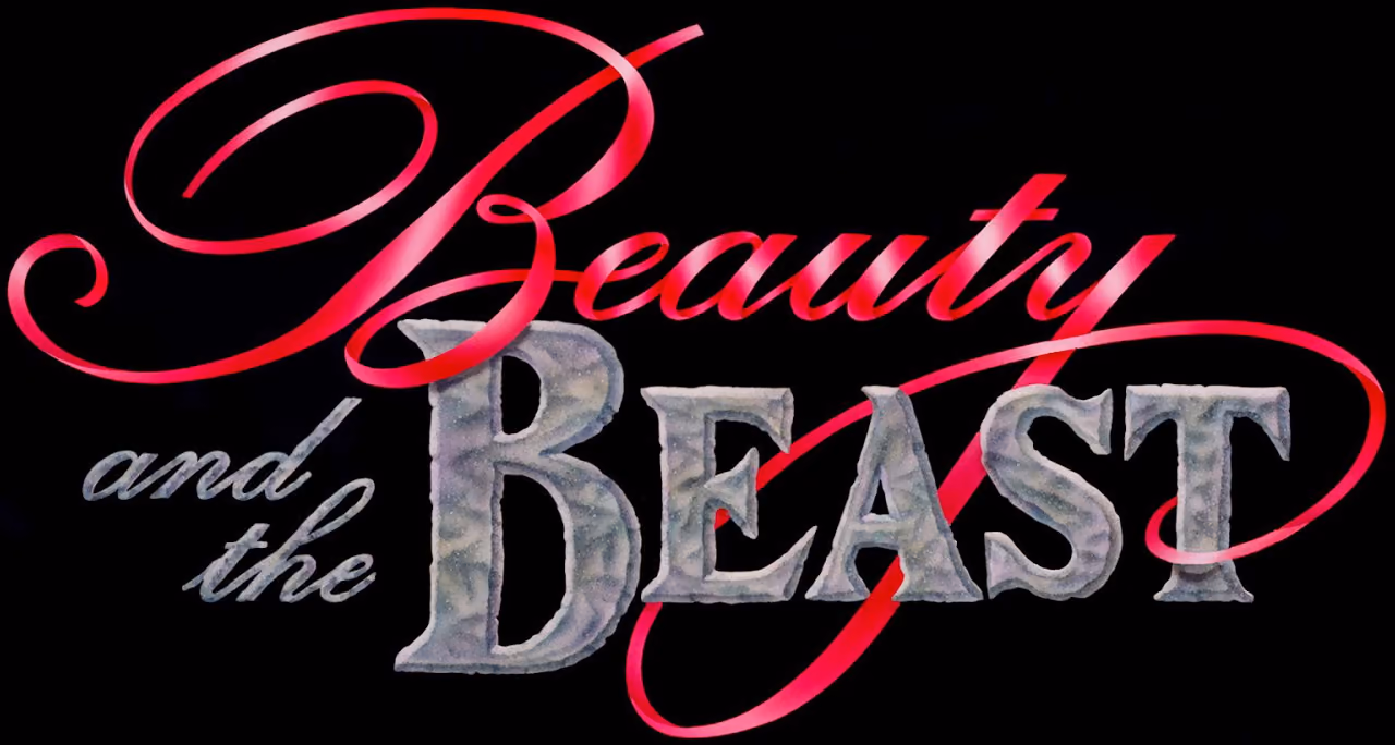 Das Filmlogo von Die Schöne und das Biest: Auf schwarzem Grund steht „Beauty“ in geschwungener rosaroter Schreibschrift mit weit ausholenden Schnörkeln, die sich um die übrigen Wörter legen; darunter klein und grau kursiv „and the“ und daneben, in schweren grauen Buchstaben mit Steinmaserung, „BEAST“.